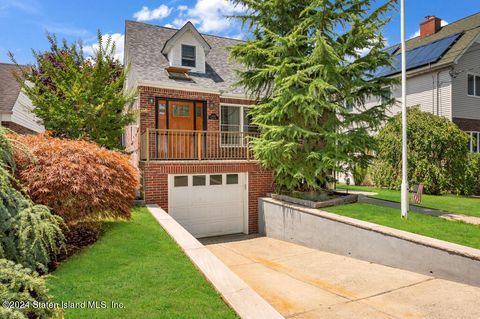 Photo of 624 Pelton Avenue, Staten Island, NY 10310 (MLS # 2404177)