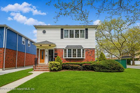 Photo of 93 Reno Avenue, Staten Island, NY 10306 (MLS # 2602074)