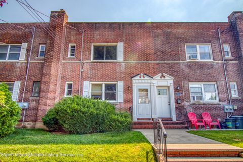 Photo of 109 Beechwood Place, Staten Island, NY 10314 (MLS # 1163364)