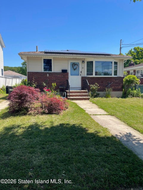 Photo of 31 Chesterton Avenue, Staten Island, NY 10306 (MLS # 2603038)