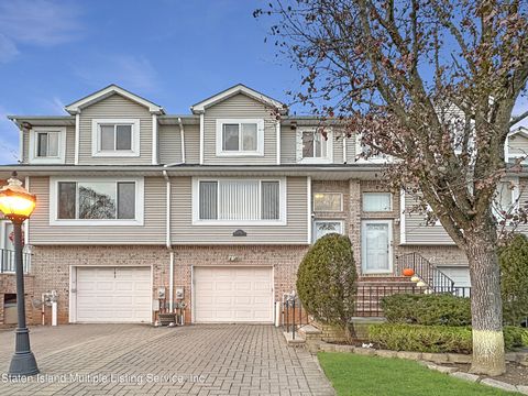 Photo of 184 Pembrook Loop, Staten Island, NY 10309 (MLS # 1165680)