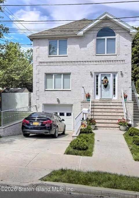 Photo of 122 Martin Avenue, Staten Island, NY 10314 (MLS # 2601242)