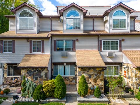 Photo of 32 Croft Court, Staten Island, NY 10306 (MLS # 1158146)