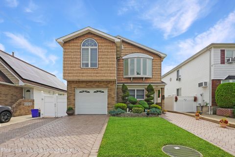 Photo of 634 Katan Avenue, Staten Island, NY 10312 (MLS # 1163878)