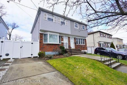 Photo of 486 Armstrong Avenue, Staten Island, NY 10308 (MLS # 2401084)
