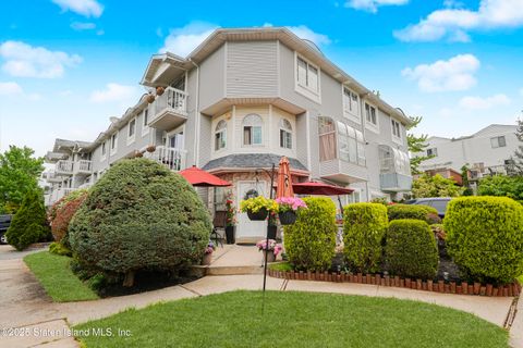 Photo of 35 Country Drive E #82, Staten Island, NY 10314 (MLS # 2502780)