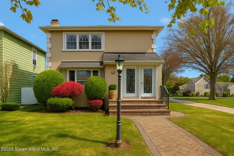Photo of 45 Penn Avenue, Staten Island, NY 10306 (MLS # 2506879)