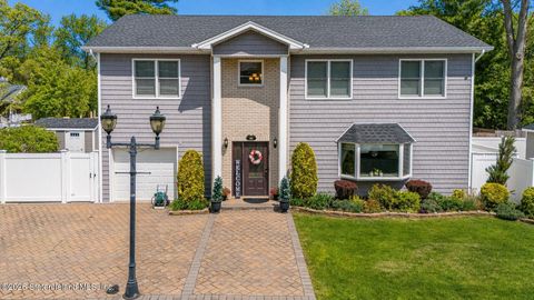 Photo of 305 Woodvale Avenue, Staten Island, NY 10309 (MLS # 2602219)