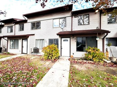Photo of 92 Wolkoff Lane, Staten Island, NY 10303 (MLS # 2506773)
