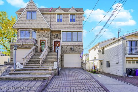 Photo of 352 Grantwood Avenue, Staten Island, NY 10312 (MLS # 2506080)