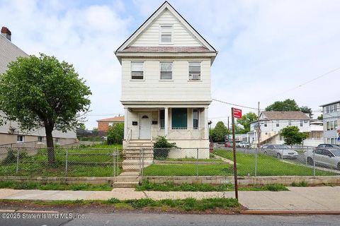 Photo of 1905 Clove Road, Staten Island, NY 10304 (MLS # 2502921)