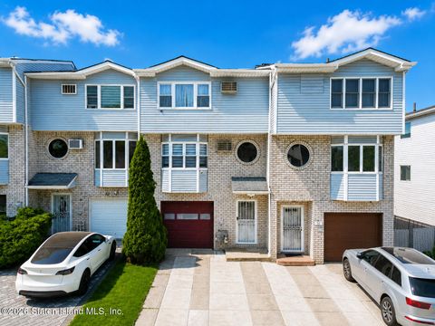 Photo of 54 Rupert Avenue, Staten Island, NY 10314 (MLS # 2602587)