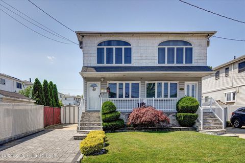 Photo of 37 Maybury Court, Staten Island, NY 10306 (MLS # 2403558)