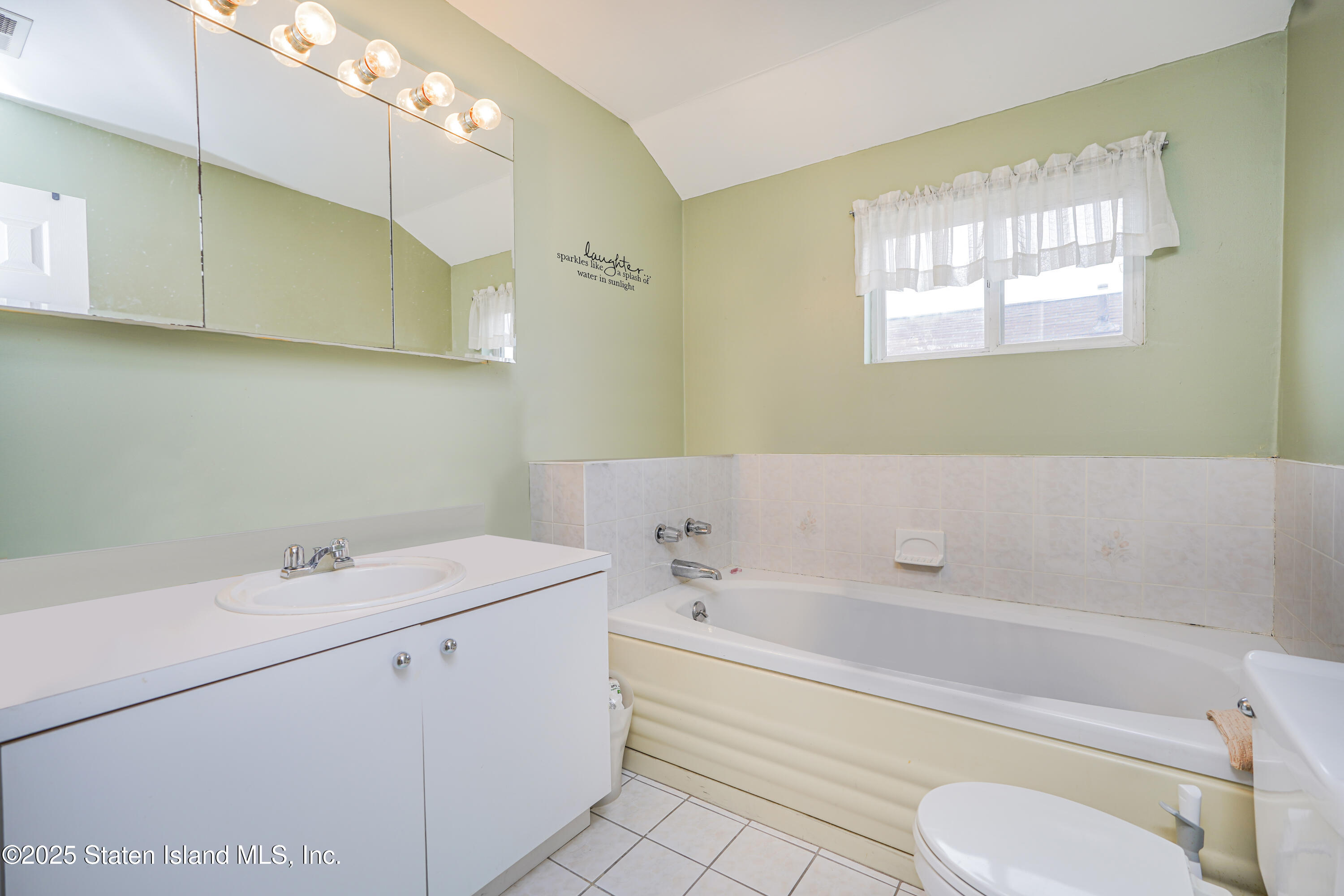 Staten Island, New York 10309, United States, 3 Bedrooms Bedrooms, ,3 BathroomsBathrooms,Residential,Active,88701