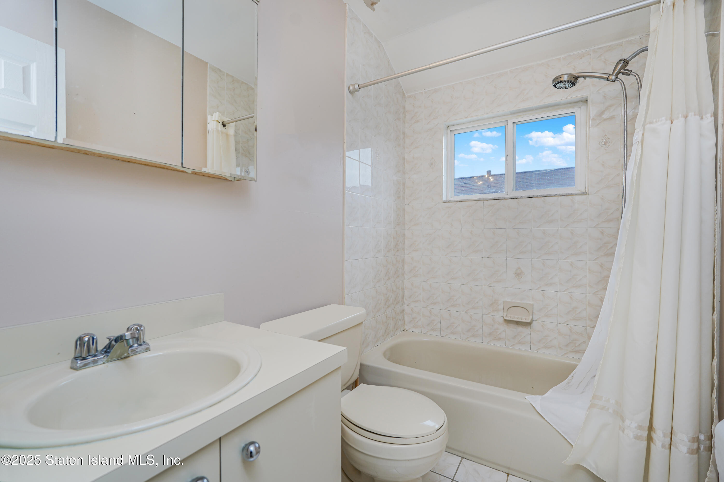 Staten Island, New York 10309, United States, 3 Bedrooms Bedrooms, ,3 BathroomsBathrooms,Residential,Active,88701