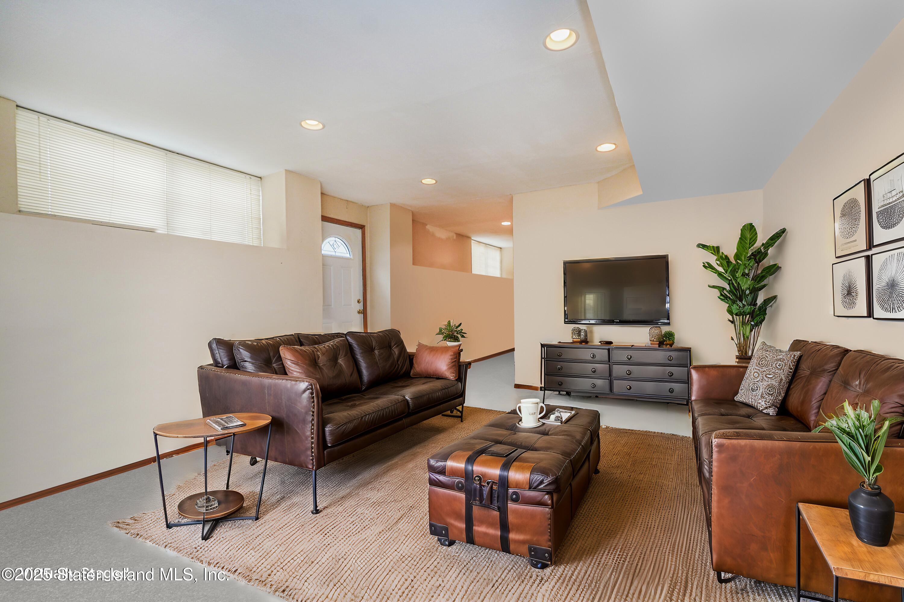 Staten Island, New York 10309, United States, 3 Bedrooms Bedrooms, ,3 BathroomsBathrooms,Residential,Active,88701