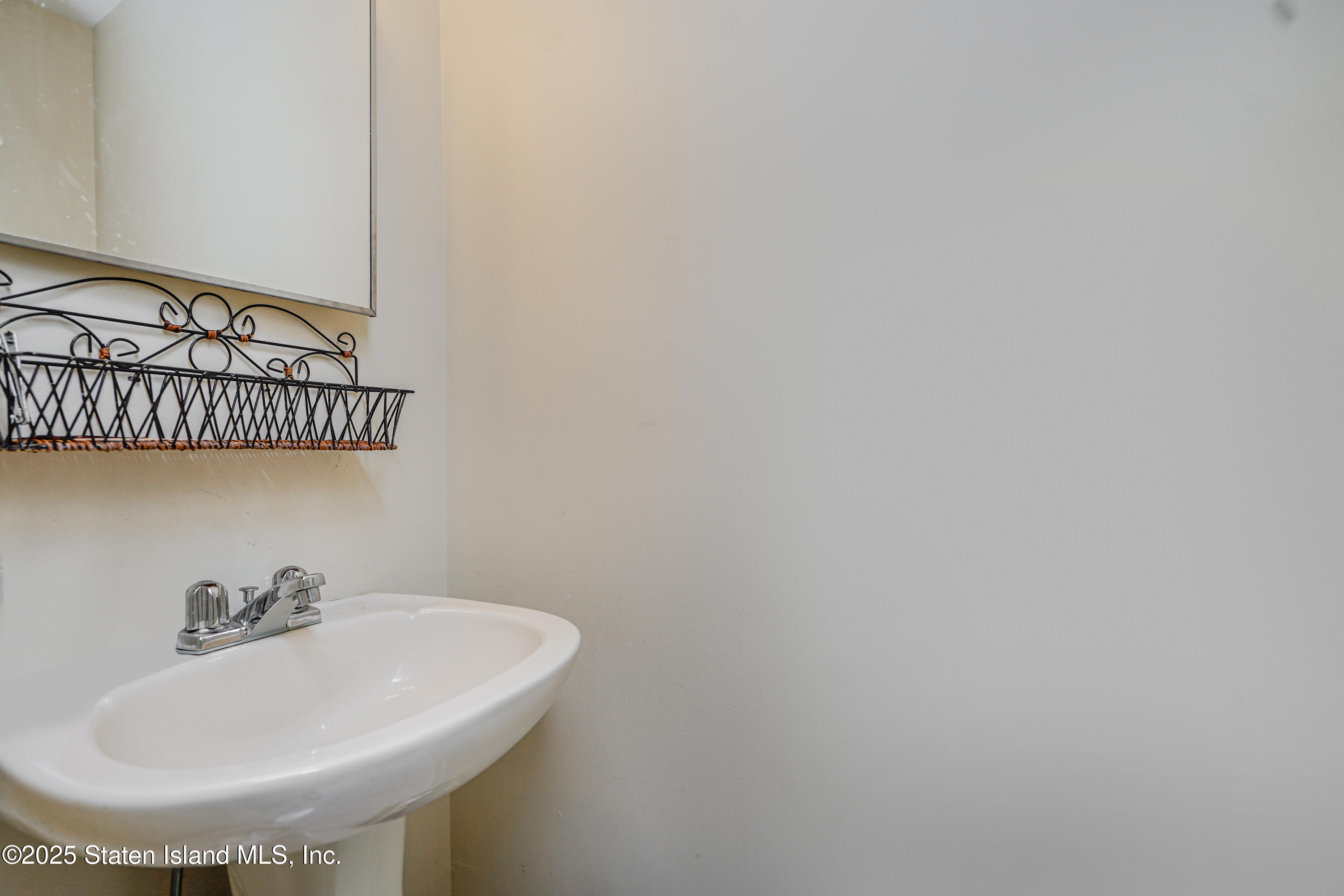 Staten Island, New York 10309, United States, 3 Bedrooms Bedrooms, ,3 BathroomsBathrooms,Residential,Active,88701