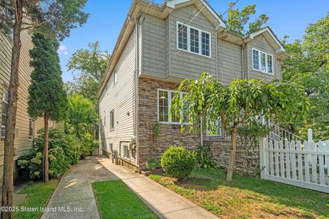 Photo of 136 Holland Avenue, Staten Island, NY 10303 (MLS # 2504894)