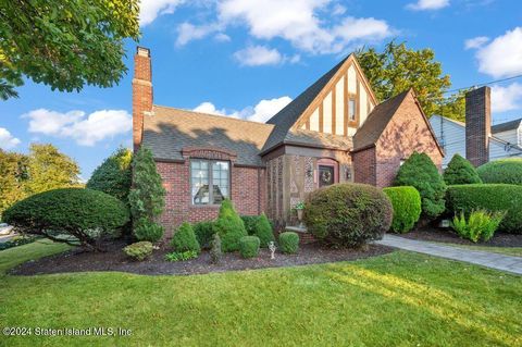 Photo of 673 Pelton Avenue, Staten Island, NY 10310 (MLS # 2405798)