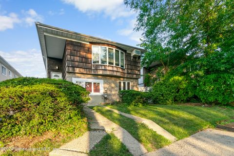 Photo of 309 Buchanan Avenue, Staten Island, NY 10314 (MLS # 2404130)