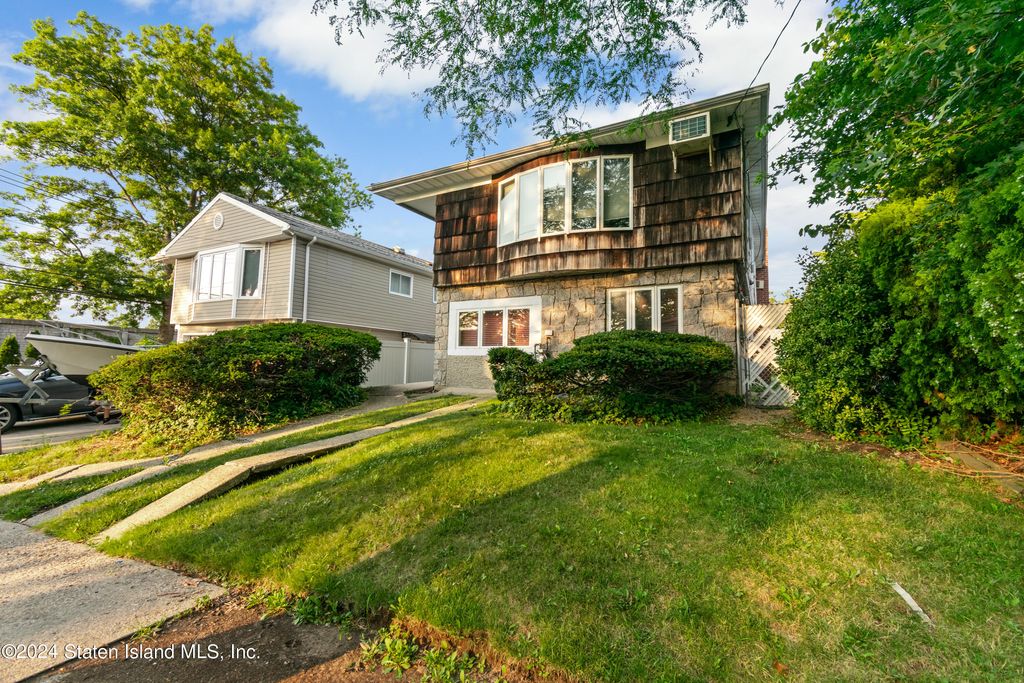 Photo of 309 Buchanan Avenue, Staten Island, NY 10314 (MLS # 2404130)