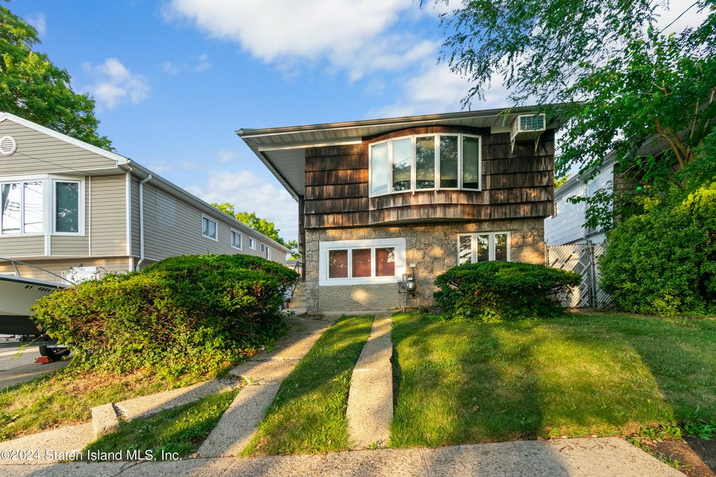 Photo of 309 Buchanan Avenue, Staten Island, NY 10314 (MLS # 2404130)