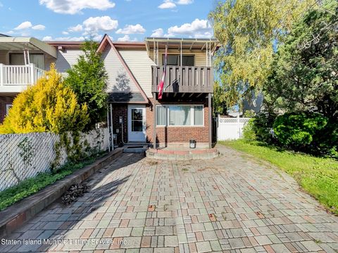 Photo of 47 Cedar Grove Court, Staten Island, NY 10306 (MLS # 1164925)