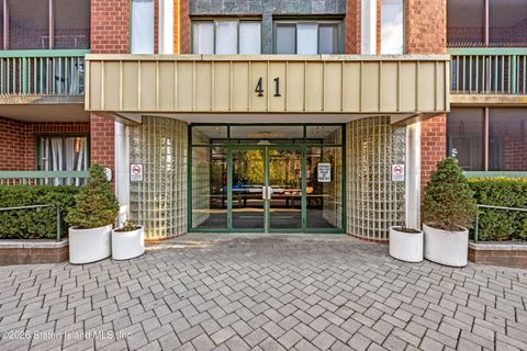 Photo of 41 Wellington Court #2f, Staten Island, NY 10313 (MLS # 2600044)