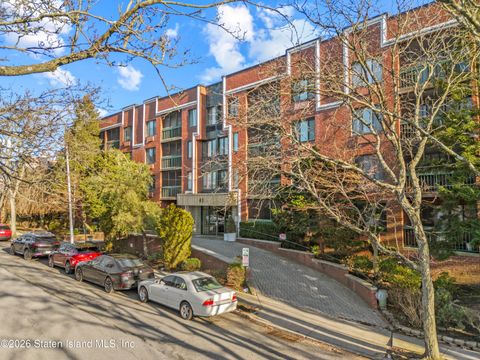 Photo of 41 Wellington Court #2f, Staten Island, NY 10313 (MLS # 2600044)