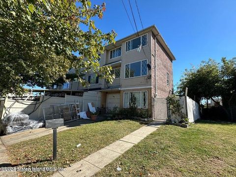 Photo of 1060 Olympia Boulevard, Staten Island, NY 10306 (MLS # 2406245)