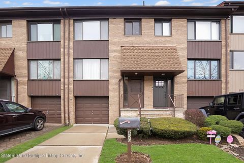 Photo of 256 Grasmere Drive, Staten Island, NY 10305 (MLS # 1161625)