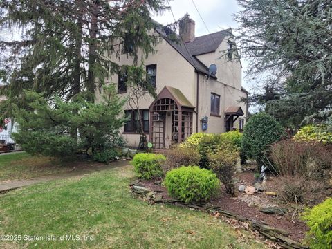 Photo of 134 Cromwell Avenue, Staten Island, NY 10304 (MLS # 2501692)