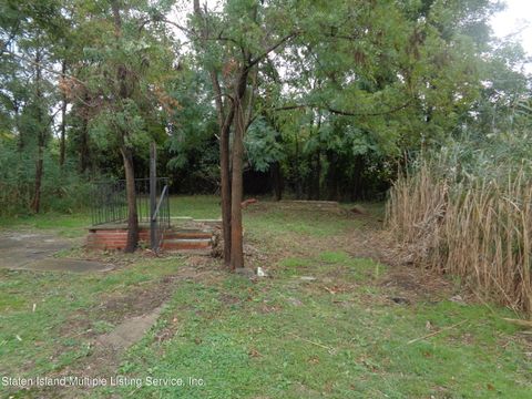 Photo of 845 Quincy Avenue, Staten Island, NY 10305 (MLS # 1159858)