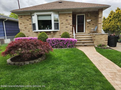 Photo of 414 Crystal Avenue, Staten Island, NY 10314 (MLS # 1164075)