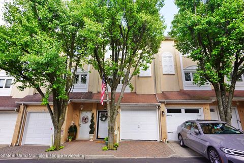 Photo of 47 Sandywood Lane, Staten Island, NY 10309 (MLS # 1161840)