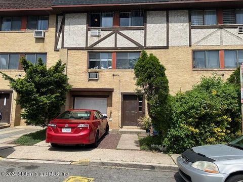 Photo of 27 Racal Court, Staten Island, NY 10314 (MLS # 2402714)