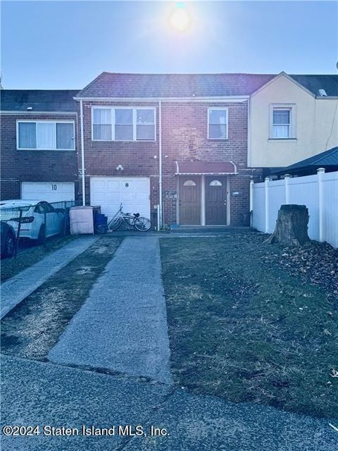 Photo of 8 Zeck Court, Staten Island, NY 10314 (MLS # 2406810)