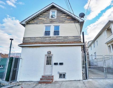 Photo of 698 Henderson Avenue, Staten Island, NY 10310 (MLS # 1159258)