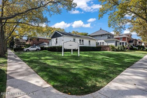 Photo of 157 Clawson Street, Staten Island, NY 10306 (MLS # 2506144)