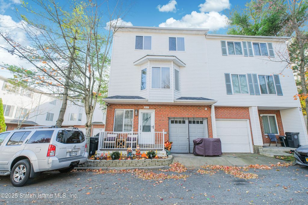 Photo of 217 Jamie Lane, Staten Island, NY 10312 (MLS # 2506465)