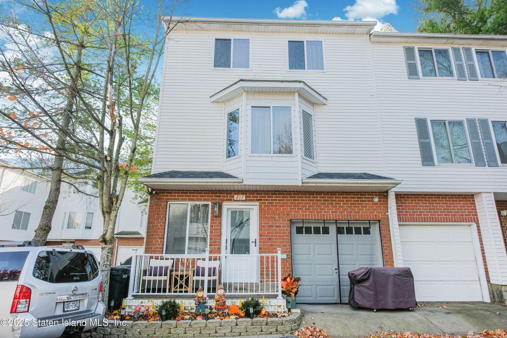 Photo of 217 Jamie Lane, Staten Island, NY 10312 (MLS # 2506465)