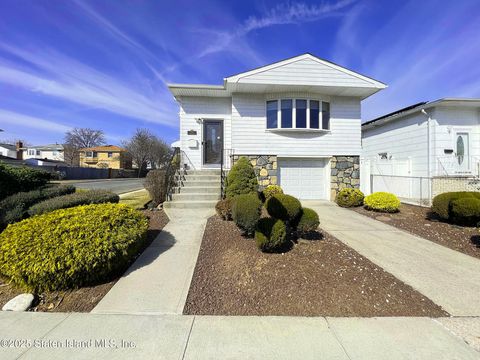 Photo of 110 Nehring Avenue, Staten Island, NY 10314 (MLS # 2500813)