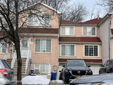 Photo of 1319 Rockland Avenue, Staten Island, NY 10314 (MLS # 2600472)