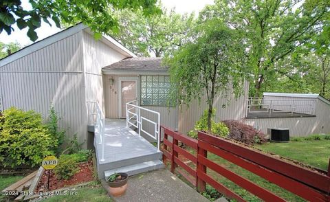 Photo of 565 Howard Avenue, Staten Island, NY 10301 (MLS # 2400399)