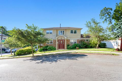 Photo of 12 St Stephens Place, Staten Island, NY 10306 (MLS # 2403111)