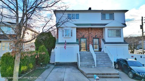 Photo of 10 Row Place, Staten Island, NY 10312 (MLS # 1159870)