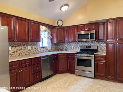 Photo of 71 Renee Place, Staten Island, NY 10314 (MLS # 1158707)