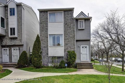 Photo of 951 Goethals Road North Rd, Staten Island, NY 10303 (MLS # 1165398)
