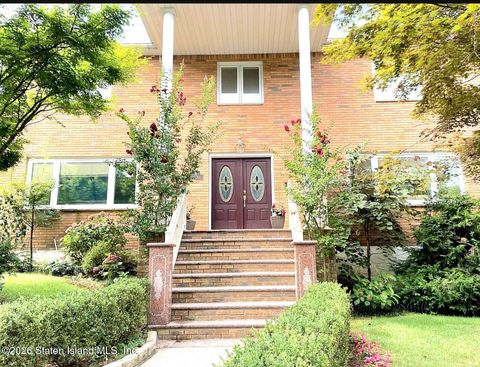 Photo of 26 Altoona Avenue, Staten Island, NY 10306 (MLS # 2601562)