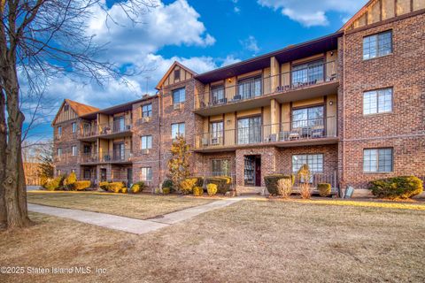 Photo of 40 Donna Court #3, Staten Island, NY 10314 (MLS # 2500400)